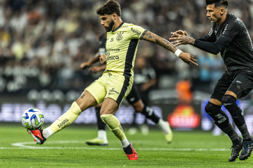 Yuri Alberto dominando a bola no jogo contra o Botafogo