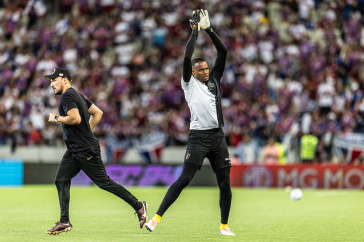 Carlos Miguel aquecendo antes do jogo contra o Fortaleza