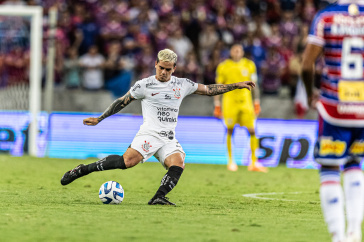Fagner atento durante o jogo pela Sul-Americana