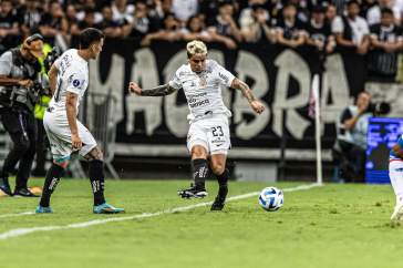Fagner e Mat�as Rojas durante o duelo contra o Fortaleza