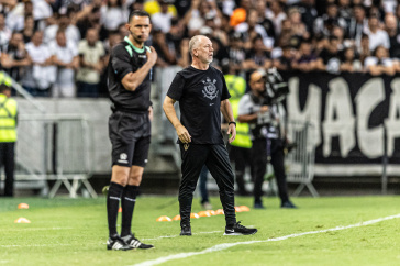 Mano Menezes orientando o time contra o Fortaleza