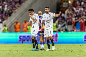 Renato Augusto reclamando com Mat�as Rojas no gramado