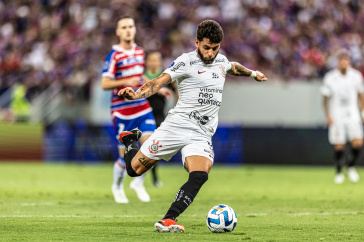 Yuri Alberto em chute defendido pelo goleiro do Fortaleza