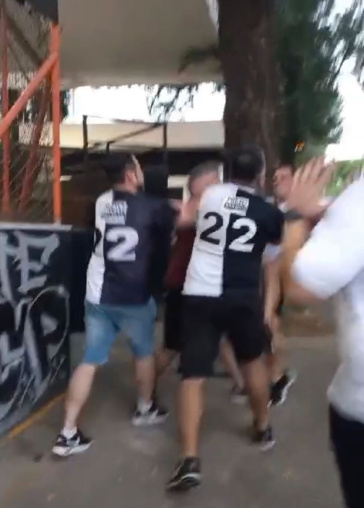 Associados do Corinthians se agredindo dentro do Parque So Jorge