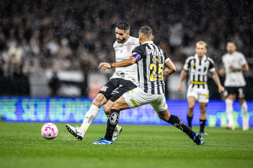 Renato Augusto tentando dribler contra jogador do Santos, na Neo Qu�mica Arena