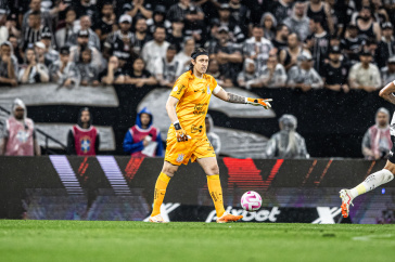 C�ssio com a bola dominada no jogo entre Corinthians e Santos