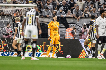 C�ssio durante tiro de meta para o Corinthians