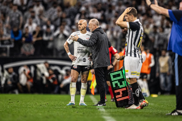 F�bio Santos conversando com Mano Menezes na beira do campo no jogo entre Corinthians e Santos