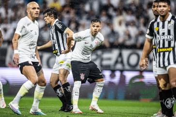 F�bio Santos e Romero no jogo contra o Santos