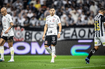 F�bio Santos e Romero no jogo entre Corinthians e Santos