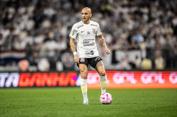 F�bio Santos procurando op��es de passe no jogo entre Corinthians e Santos
