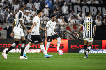Gil com a bola dominada