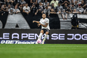 Lucas Ver�ssimo tentando lan�amento no jogo entre Corinthians e Santos
