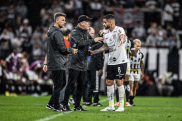 Renato Augusto ouve instru��es de Mano Menezes e Sidnei Lobo na beira do campo