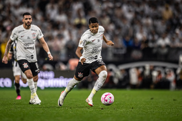 Renato Augusto vendo Wesley partindo em velocidade