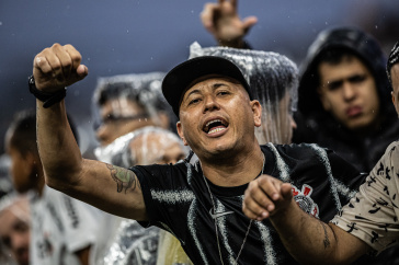 Torcedor do Corinthians no jogo contra o Santos na Neo Qu�mica Arena