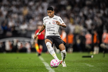 Wesley com a bola no limite da lateral