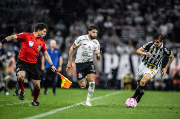 Yuri Alberto e Dod� apostando corrida no jogo entre Corinthians e Santos