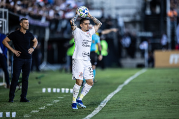 Fagner cobrando lateral