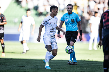 Rojas com a bola dominada