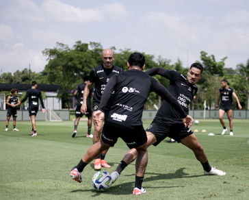 F�bio Santos e Lucas Ver�ssimo em a��o no treinamento do Corinthians