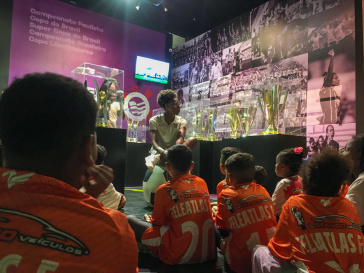 Mary Camilo conversando com os jovens no memorial do clube
