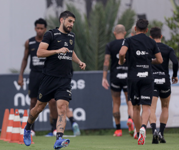 Bruno Mendez aquecendo com os companheiros antes do treino