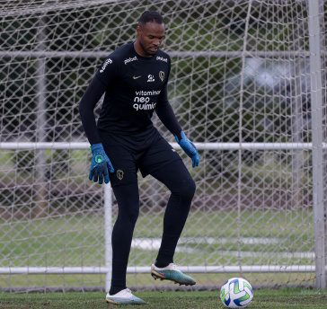 Carlos Miguel dominando a bola no treino