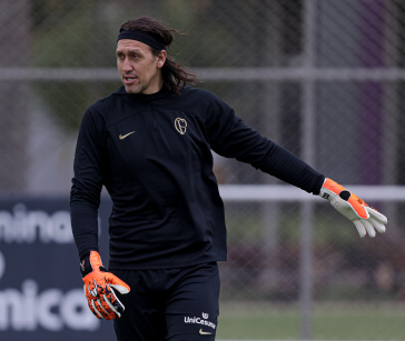 C�ssio orientando durante o treino os colegas de time