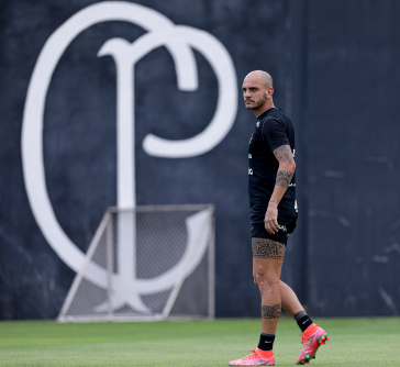 F�bio Santos durante treino nesta quinta-feira