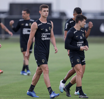Gabriel Moscardo e Rafael Ramos no treino do Corinthians