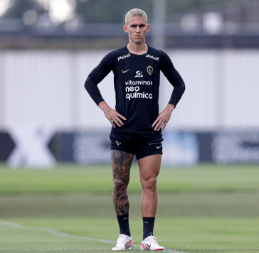 Matias Rojas concentrado no treino