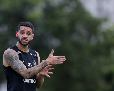 Renato Augusto orientando os companheiros no treino