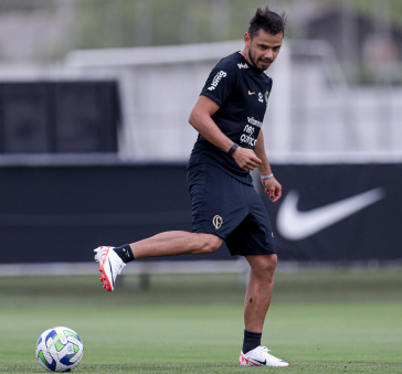 Romero conduzindo a bola no campo