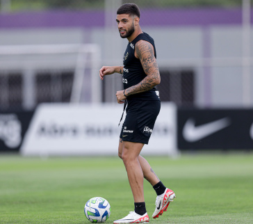 Yuri Alberto com a bola nos p�s durante o treino