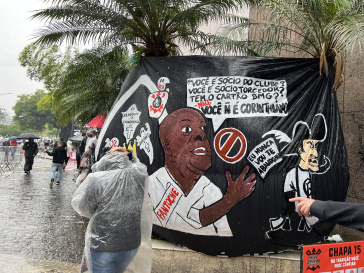 Faixa contra o candidato Andr Luiz Oliveira na entrada do Parque So Jorge