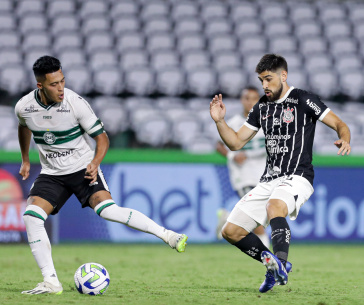Bruno M�ndez tentando roubar a bola de jogador do Coritiba