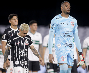 Caetano, Fagner e Carlos Miguel entrando em campo para enfrentar o Couto Pereira