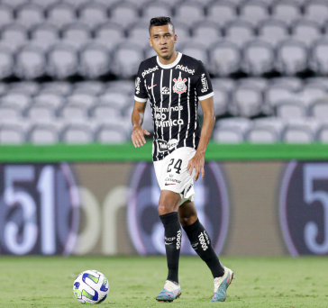 Cantillo no Couto Pereira com a bola dominada
