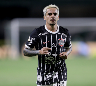 Fagner correndo no campo do Couto Pereira