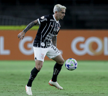 Fagner dominando a bola durante partida contra o Coritiba