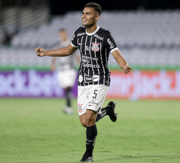 Fausto Vera correndo no campo do Couto Pereira enquanto celebra gol marcado
