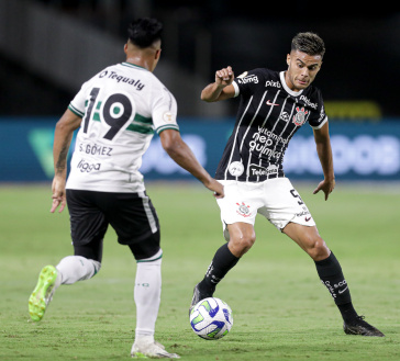 Fausto Vera se movimentando para driblar jogador do Coritiba