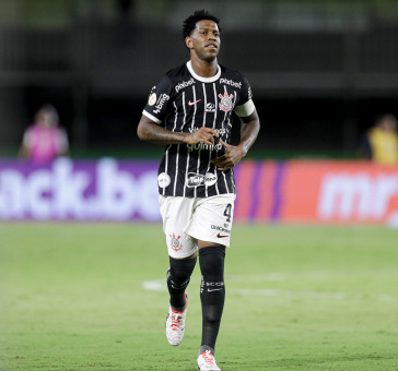 Gil correndo no gramado do Couto Pereira