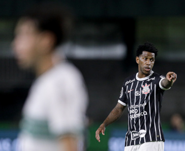 Gil gesticulando com companheiros durante partida contra o Coritiba