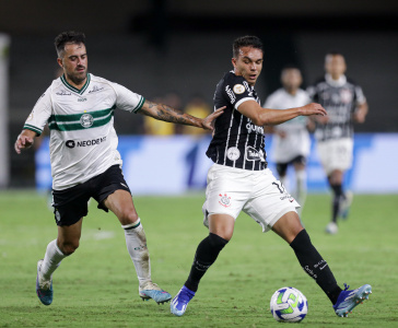Giovane sendo pressionado por jogador do Coritiba e dando passe