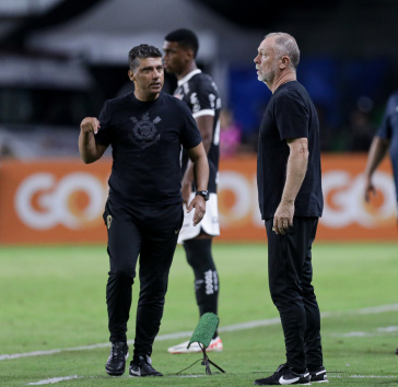 Mano Menezes e Sidnei Lobo � beira do gramado do Couto Pereira conversando