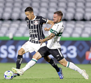 Matheus Ara�jo protegendo a bola enquanto � pressionado por jogador do Coritiba