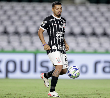 Matheus Bidu prestes a dar um passe