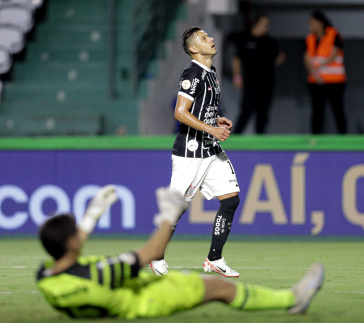 Romero correndo ap�s marcar contra o Coritiba